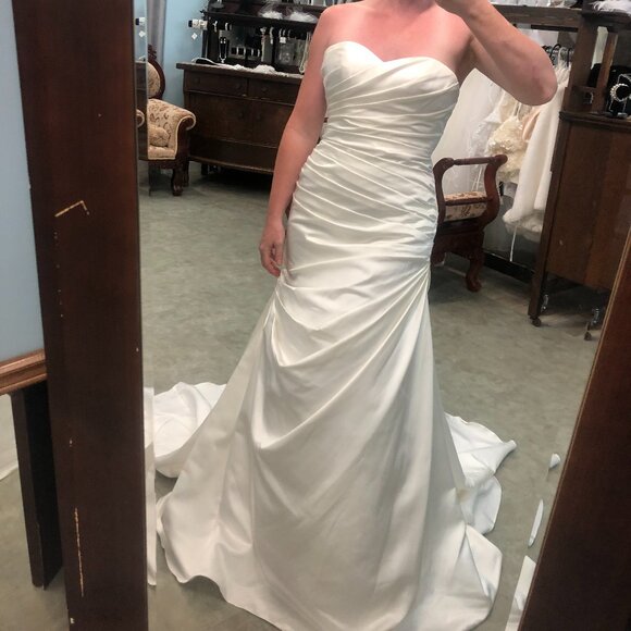 SAMPLE Satin Wedding Dress, Ivory Simple Mermaid Fit & Flare Sexy, Corset back - Picture 1 of 10